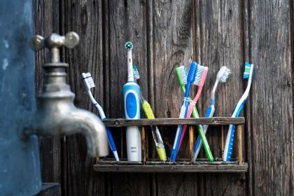 the best way to brush your teeth